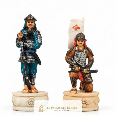 Alfiles samuráis de pie y arrodillado, detalle de armaduras y cascos pintados