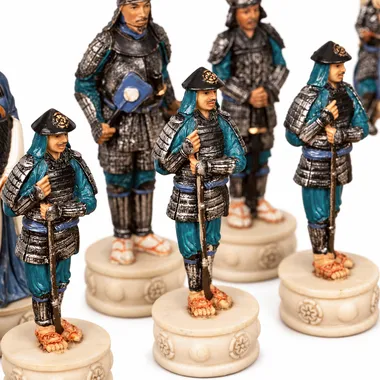 Piezas de ajedrez samuráis de resina pintada, detalle de los soldados con armadura azul