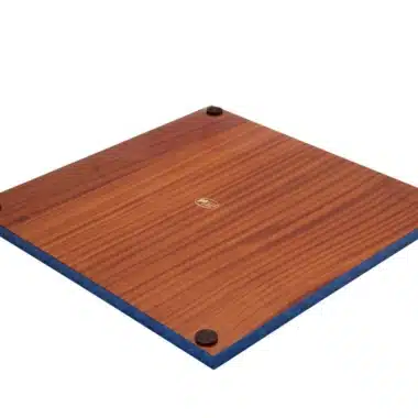 Tablero de ajedrez, vista inferior en madera marrón con borde azul y patas