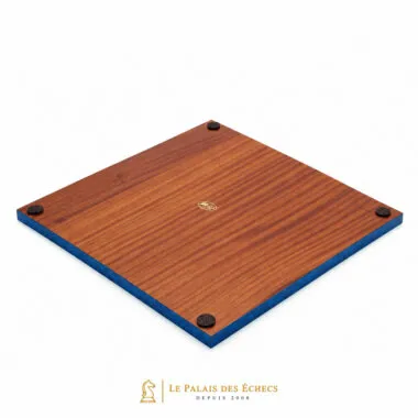 Tablero de ajedrez, vista inferior en madera marrón con borde azul y patas
