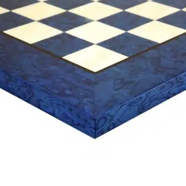 Tablero de ajedrez en madera de arce lacada en azul, detalle de una esquina y las casillas
