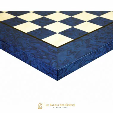 Tablero de ajedrez en madera de arce lacada en azul, detalle de una esquina y las casillas