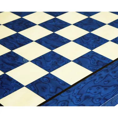 Tablero de ajedrez de madera de arce azul, detalle cercano de las casillas