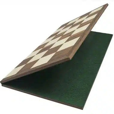 Tablero de ajedrez plegable en nogal y arce entreabierto sobre su reverso de fieltro verde