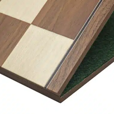 Detalle de una esquina del tablero de ajedrez en nogal y arce mostrando la bisagra plegable