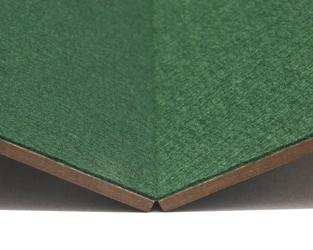 Tablero de ajedrez plegable, detalle del fieltro verde en el reverso