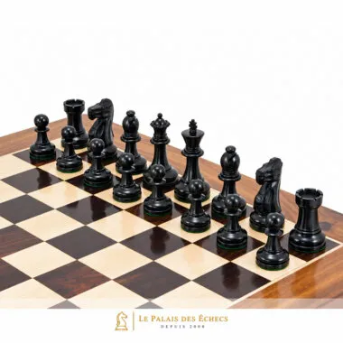 Piezas negras del juego de ajedrez Staunton Supreme III dispuestas sobre el tablero