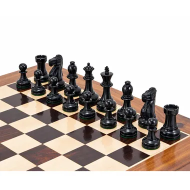 Piezas negras del juego de ajedrez Staunton Supreme III dispuestas sobre el tablero