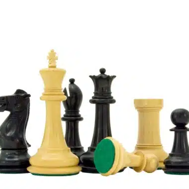 Fila de piezas de ajedrez Victoria III en boj y boj ebonizado con base de fieltro verde