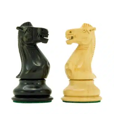 Detalle de los dos caballos Victoria III en boj natural y boj ebonizado cara a cara