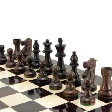 Juego de ajedrez Staunton « Chevalier » en palisandro, piezas negras alineadas en el tablero