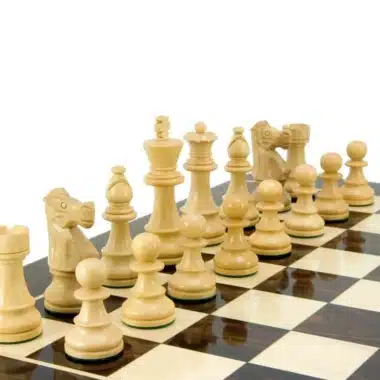 Piezas claras del juego de ajedrez Staunton Chevalier alineadas en el tablero, vista lateral