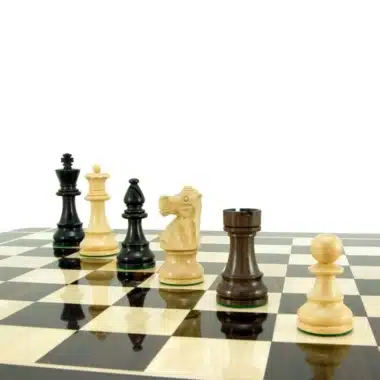 Piezas negras del juego de ajedrez Staunton Chevalier sobre tablero, vista en situación de juego
