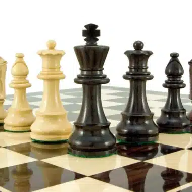Juego de ajedrez Staunton Chevalier en palisandro, piezas dispuestas sobre un tablero