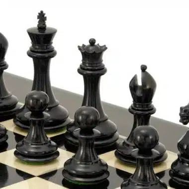 Juego de ajedrez Souverain II: rey, dama y peones negros sobre tablero bicolor