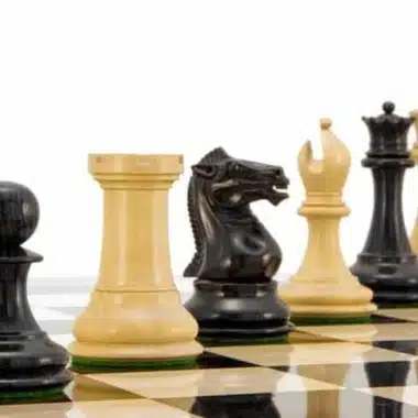 Juego de ajedrez Souverain II: caballo y torre negros frente a las piezas claras