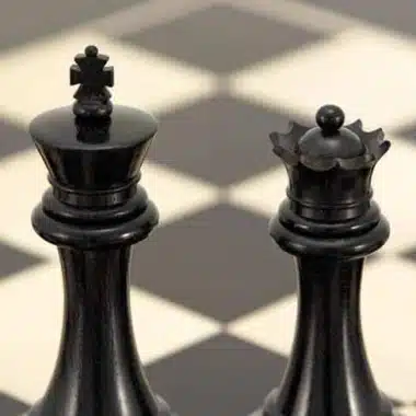 Juego de ajedrez Souverain II: primer plano del rey y la dama negros