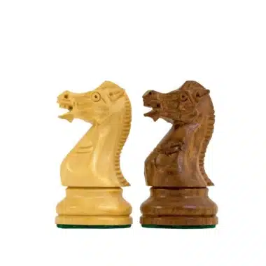 Caballos tallados en madera clara y madera de rosa cara a cara