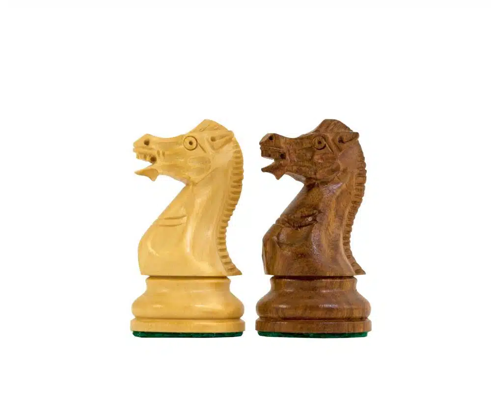 Caballos tallados en madera clara y madera de rosa cara a cara