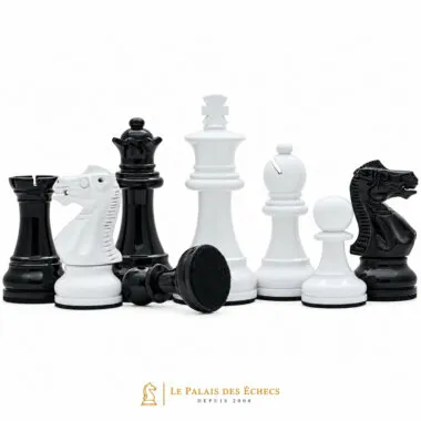 Piezas de ajedrez Staunton lacadas con caballos, dama y fieltro visible