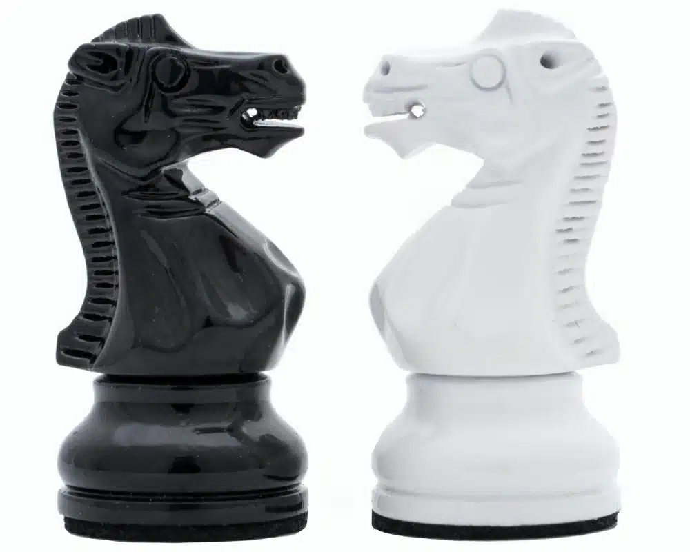 Juego de ajedrez Staunton Classic de madera lacada en blanco y negro - Imagen 4