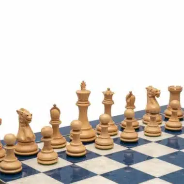 Piezas claras del juego Windsor alineadas sobre un tablero azul y blanco