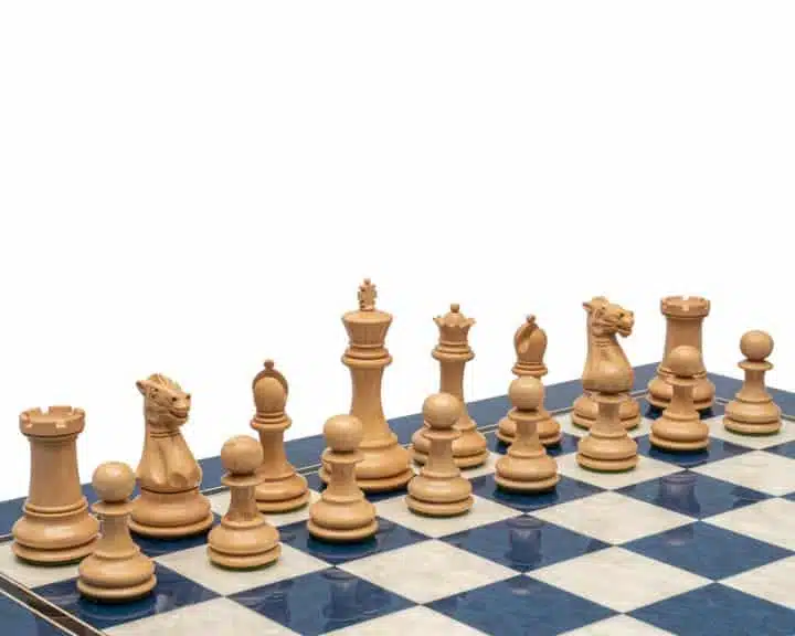 Piezas claras del juego Windsor alineadas sobre un tablero azul y blanco
