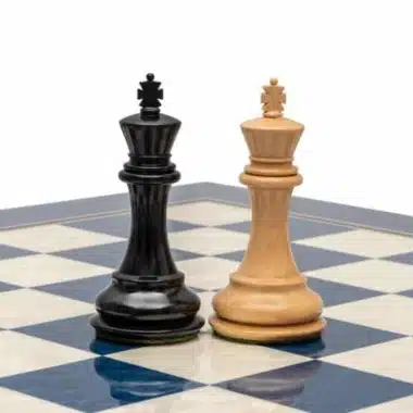 Reyes negro y claro del juego Windsor cara a cara sobre el tablero