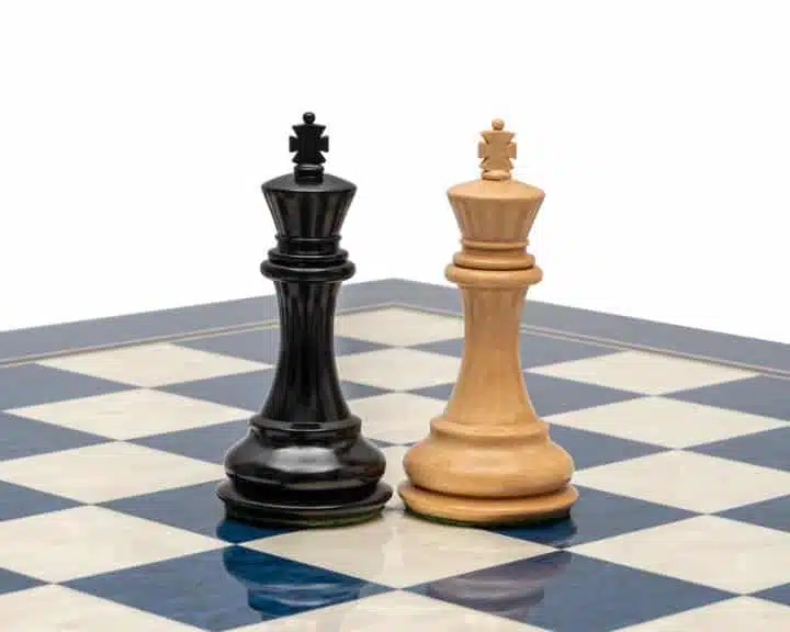 Reyes negro y claro del juego Windsor cara a cara sobre el tablero