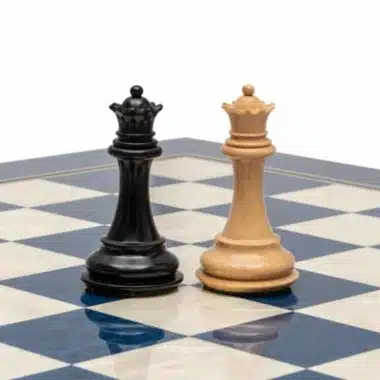 Damas negra y clara del juego Windsor cara a cara sobre el tablero