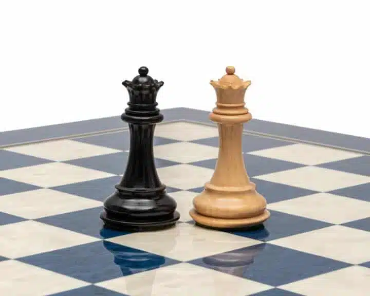 Damas negra y clara del juego Windsor cara a cara sobre el tablero