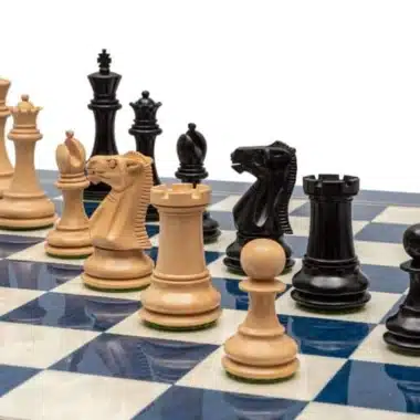 Piezas del juego Windsor en ébano colocadas sobre un tablero azul y blanco