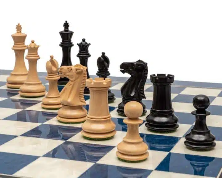 Piezas del juego Windsor en ébano colocadas sobre un tablero azul y blanco
