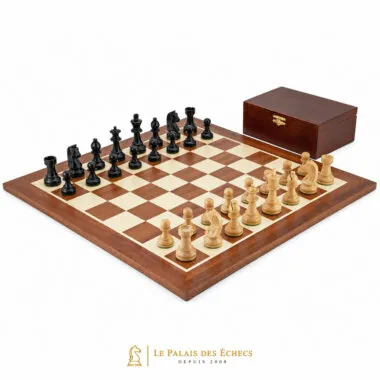 Juego de ajedrez completo Grand Championship II colocado en el tablero de acajou y arce, caja abierta