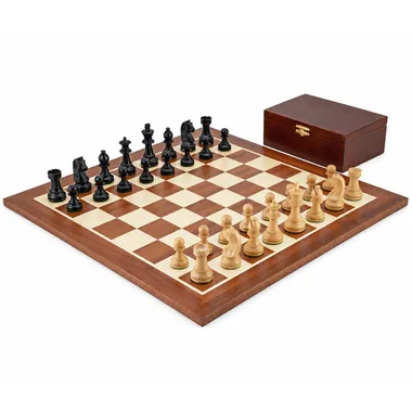 Juego de ajedrez completo Grand Championship II colocado en el tablero de acajou y arce, caja abierta