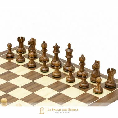 Piezas de ajedrez Fierce Knight marrones colocadas sobre el tablero de nogal