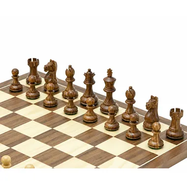 Piezas de ajedrez Fierce Knight marrones colocadas sobre el tablero de nogal