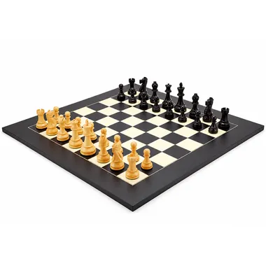 Set Frankfurt en juego, piezas claras y oscuras sobre tablero de arce