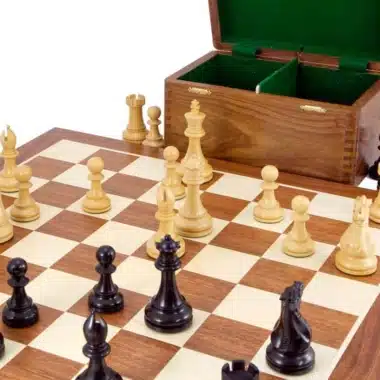 Vista cercana del tablero con piezas en juego y caja abierta de interior verde