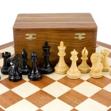 Juego completo colocado sobre el tablero, con la caja cerrada detrás en el centro