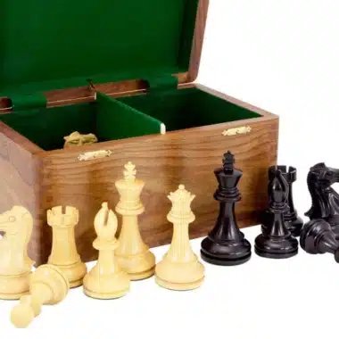 Caja de almacenamiento abierta con forro verde y piezas colocadas delante