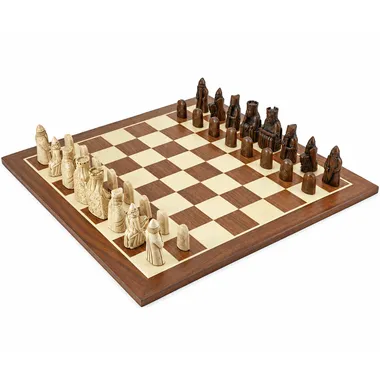 Tablero gigante de arce y caoba con juego de ajedrez Isle of Lewis colocado