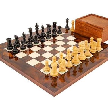 Ensemble "Highclere" Echiquier en Bois de Bruyère et d'Orme, Jeu d'Echecs en Bois d'Ebene et Buis & Coffret de Rangement en Bois de Rose Doré