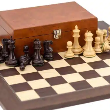 Caja cerrada colocada sobre el tablero con piezas negras y blancas dispuestas