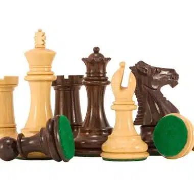 Conjunto de piezas de ajedrez negras y blancas con bases de fieltro verde