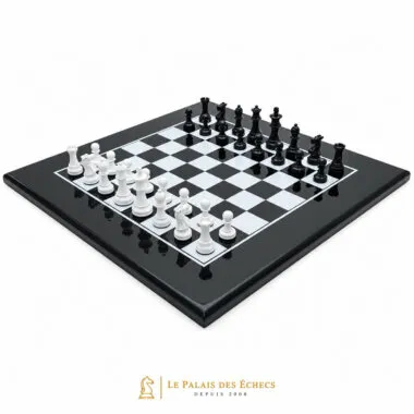 Juego de ajedrez bicolor en negro y blanco, vista completa sobre el tablero