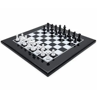 Juego de ajedrez bicolor en negro y blanco, vista completa sobre el tablero