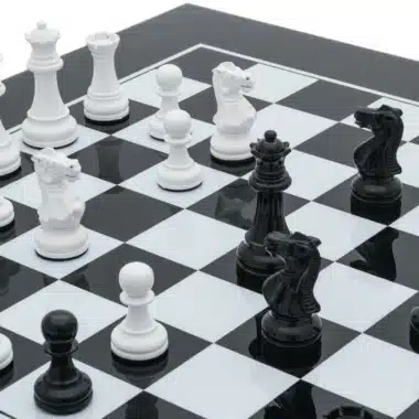Alternative view of Juego de ajedrez de madera moderno en blanco y negro