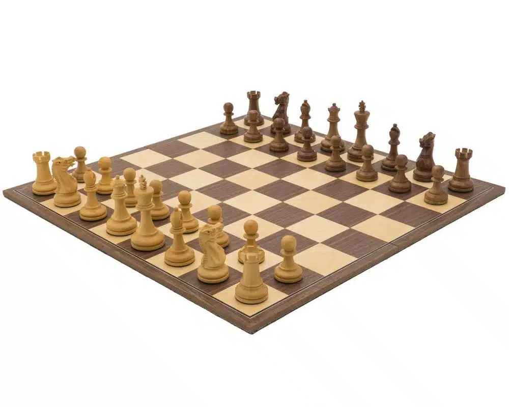 Juego de ajedrez completo Commandement con piezas de palisandro sobre tablero plegable de nogal y arce