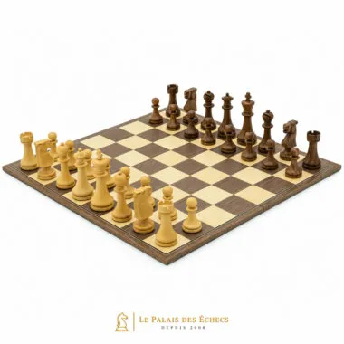 Juego de ajedrez completo con piezas de palisandro dorado sobre tablero plegable de nogal y arce